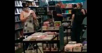 В Москве женщины подрались из-за последнего экземпляра книги и попали на видео