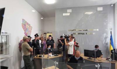Глава Нацполиции проинспектировал крупнейший фронт-офис в Ровно