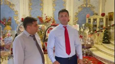 Тищенко обсудил проблемы ромов Закарпатья в позолоченном особняке барона с кучей конфет «Рафаэлло»