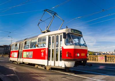 Из-за коронавируса в трамваях и метро Праги отключили кнопки открытия дверей