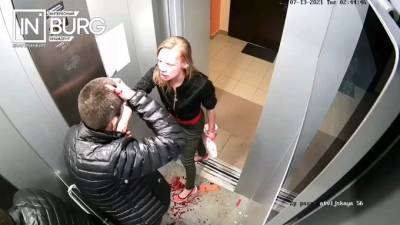 В Екатеринбурге молодая пара устроила кровавую драку в лифте