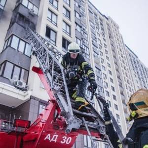 В Киеве произошел пожар в многоэтажке: есть погибшие