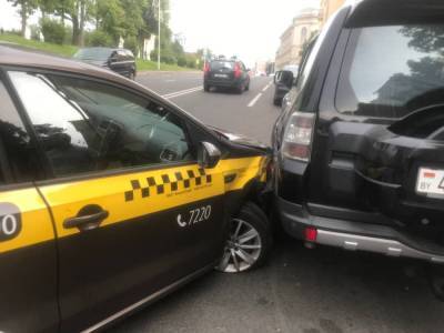 Минская таксистка врезалась в автозак возле «Динамо»