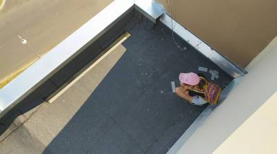В Островце спасатели сняли девочку с козырька балкона