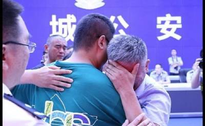 В Китае спустя 24 года поисков мужчина нашел своего похищенного сына (ВИДЕО)