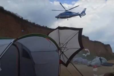 Сломанный зонт пробил палатку: в Одесской области вертолет снес кемпинг на курорте