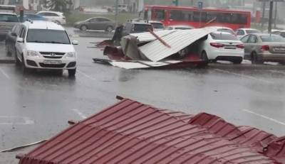 В Татарстане ураган разрушал дома, бил машины, из-за ливня затопило улицы(фото)