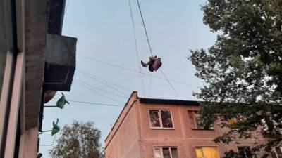 В Петербурге пожарным пришлось снимать мужчину, повисшего на проводах