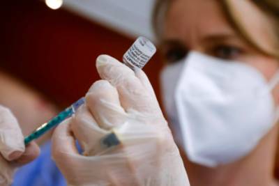 Медиков во Франции и Греции обязали вакцинироваться от COVID-19