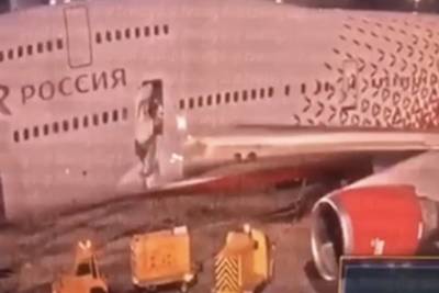 Авиакомпания объяснила жару на рейсе с открывшим аварийный люк пассажиром