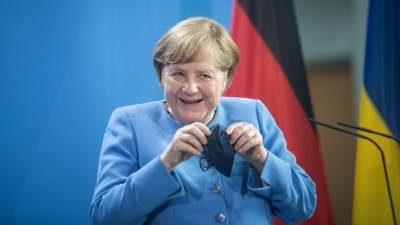 Меркель высказалась против обязательной вакцинации от коронавируса