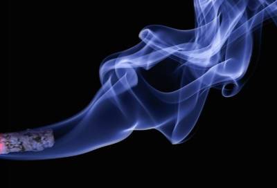 Нарколог объяснил, каким образом курение в жару ещё сильнее вредит организму