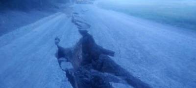 «Как последствие землетрясения»: двухметровая трещина образовалась на дороге к поселку Карелии (ФОТОФАКТ)
