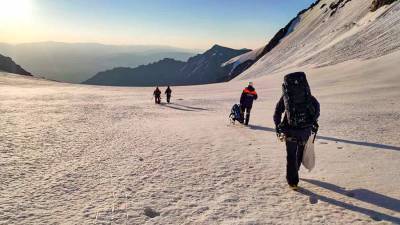 Спасатели эвакуировали тело погибшего в горах Алтая туриста