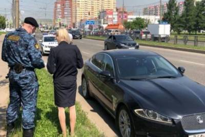 В Красноярске владелец автомобиля Jaguar погасил 84 штрафа после ареста машины