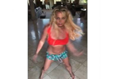 В новом видео Бритни Спирс со странными танцами увидели просьбу о помощи