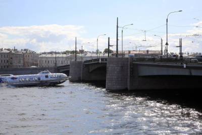 В Петербурге водолазы ищут прыгнувшего с Тучкова моста мужчину