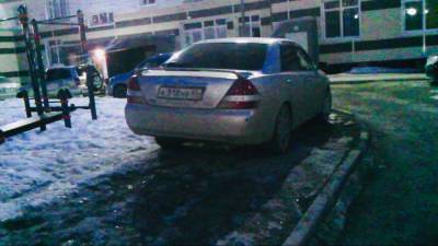 В Южно-Сахалинске любителя парковаться на газоне оштрафовали 18 раз, но это не помогает
