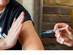 Вакцины с "побочкой": зачем вакцинируемых заставляют подписывать "доброволку"