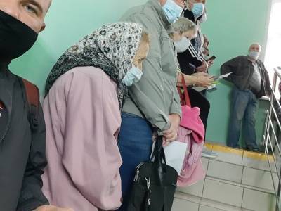 «Люди стоят с первого до третьего этажа»: в Кургане — очереди на вакцинацию