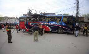 При подрыве автобуса в Пакистане погибли не менее десяти человек, 39 пострадали