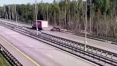 Появилось видео момента ДТП на трассе М-11 в Тверской области, где фура врезалась в легковушку