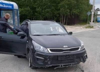 В Ноябрьске погиб угонщик автомобиля, который, уходя от погони, врезался в столб