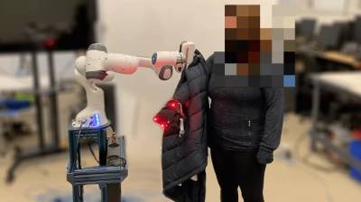 Американские ученые изобрели робота, помогающего людям одеваться – Учительская газета