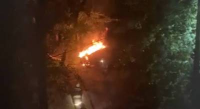 "Хозяйке вызвали скорую": в Ярославле разгромили горящее авто. Видео
