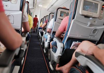Авиакомпания объяснила неполадки и жару в самолете, где пассажир выпустил трап