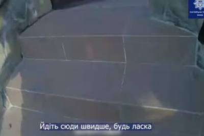 В Киеве двухлетняя девочка едва не утонула в бассейне: спасение попало на видео