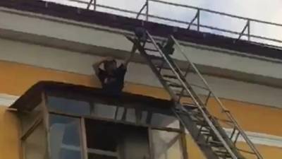 Житель Первоуральска сорвался с крыши во время спасательной операции