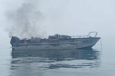 Пожар на катере в Охотском море. Поиски пропавшего члена экипаж ведутся