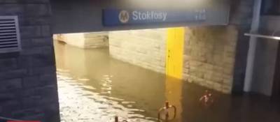 «Затоплены улицы и метро»: на Варшаву обрушился мощный ураган (ФОТО)