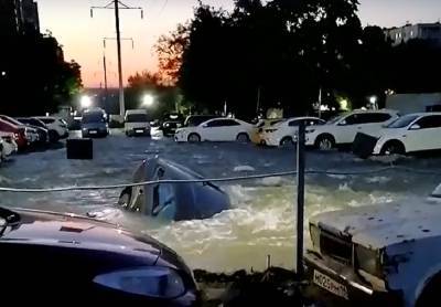 «Машину засосало»: Улицу Орбитальную в Ростове снова затопило из-за порыва трубы