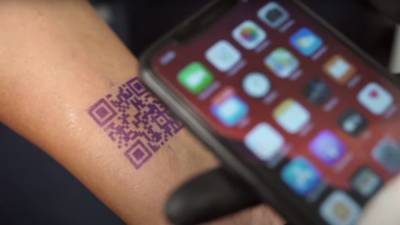 Жители Москвы могут получить временную татуировку с QR-кодом для посещения кафе