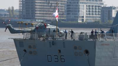 Британцы высмеяли новость о "ярости" России из-за награждения капитана Defender