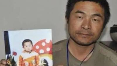 Мужчины тоже плачут: отец обнял похищенного сына после 24 лет разлуки – Учительская газета