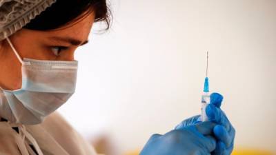 Гинцбург назвал сроки вакцинации подростков в России