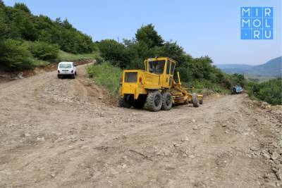В Табасаранском районе ремонтируют дорогу между селами Сика и Вартатиль