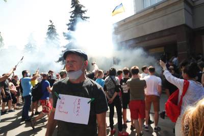 На Украине пенсионеры-силовики пошли на штурм Рады