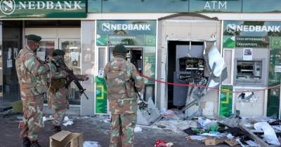 Грабят магазины и захватывают ТРЦ: жертвами беспорядков в ЮАР стали 72 человека (фото, видео) - focus.ua - Украина - Юар