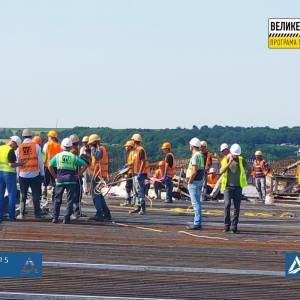 В Запорожье завершили бетонирование подхода в низовой части балочного моста. Фото
