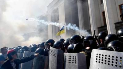У здания Верховной Рады начались столкновения между полицией и бывшими представителями силовых структур