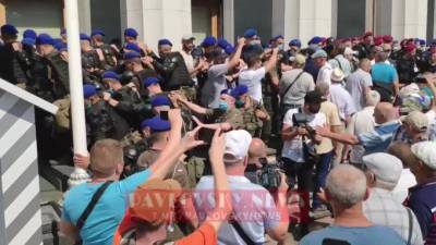 У здания Верховной Рады начались столкновения между протестующими и полицией