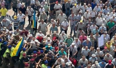 Пенсионеры начали штурм Рады: первые детали и кадры с места