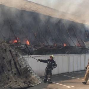 На предприятии в Киевской области произошел пожар: тушение продолжается. Фото. Видео