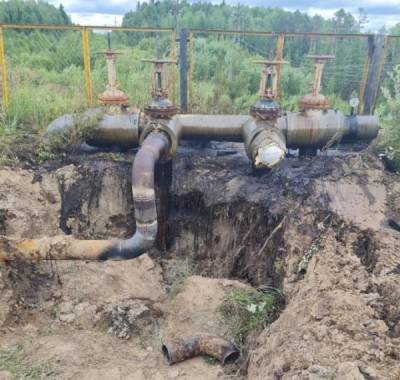Нефтяной инцидент: Сотрудники "РН-Юганскнефтегаз" пытались "зарыть" последствия выхода нефти на промысловом трубопроводе рядом с нефтепроводами "Транснефть-Сибирь"