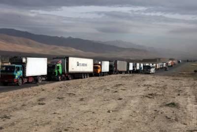 Грузоперевозки на таджикско-афганской границе продолжаются