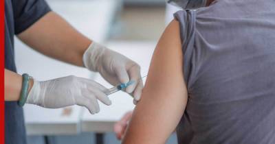 Максимально допустимый интервал между введением доз вакцины от COVID-19 назвал врач